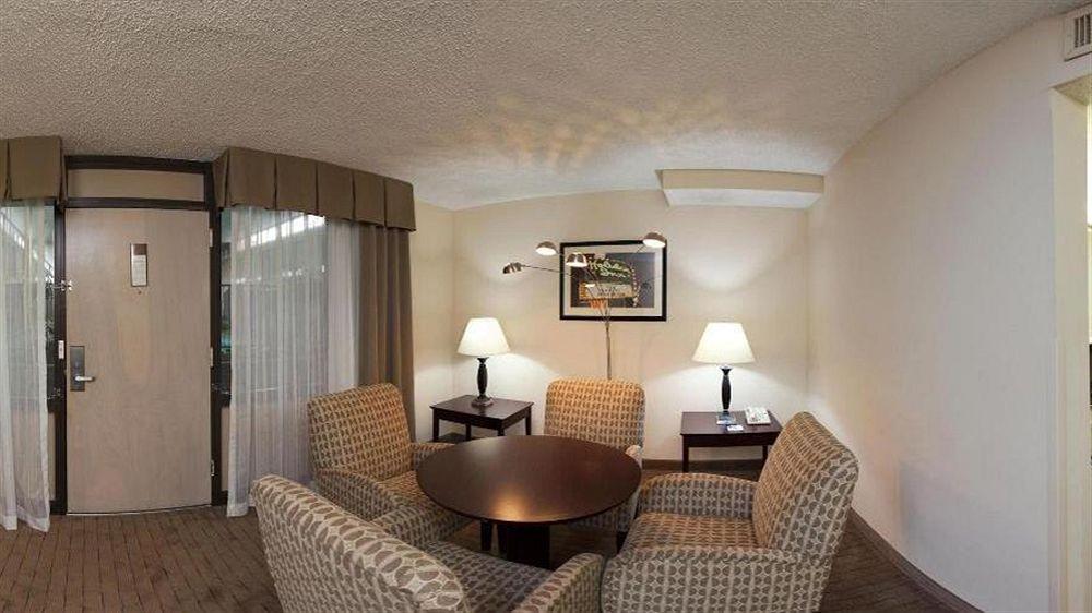 Holiday Inn Express Little Rock-Airport By Ihg Екстериор снимка